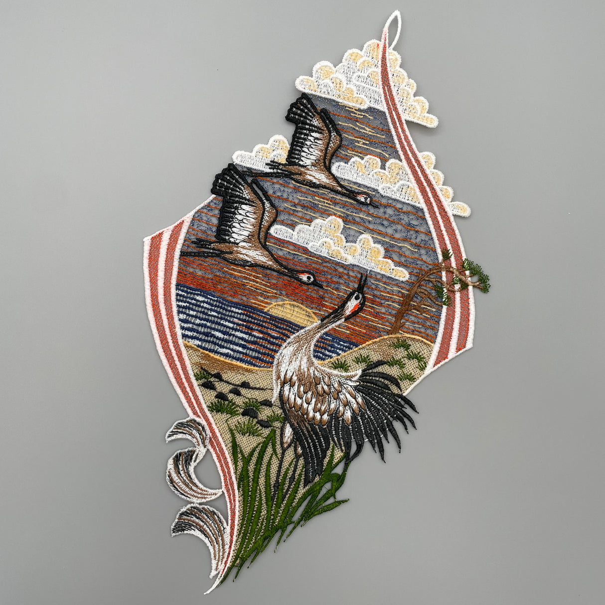 Fensterbild Kraniche farbig | Plauener Spitze | Fensterdekoration von Wimpelberg