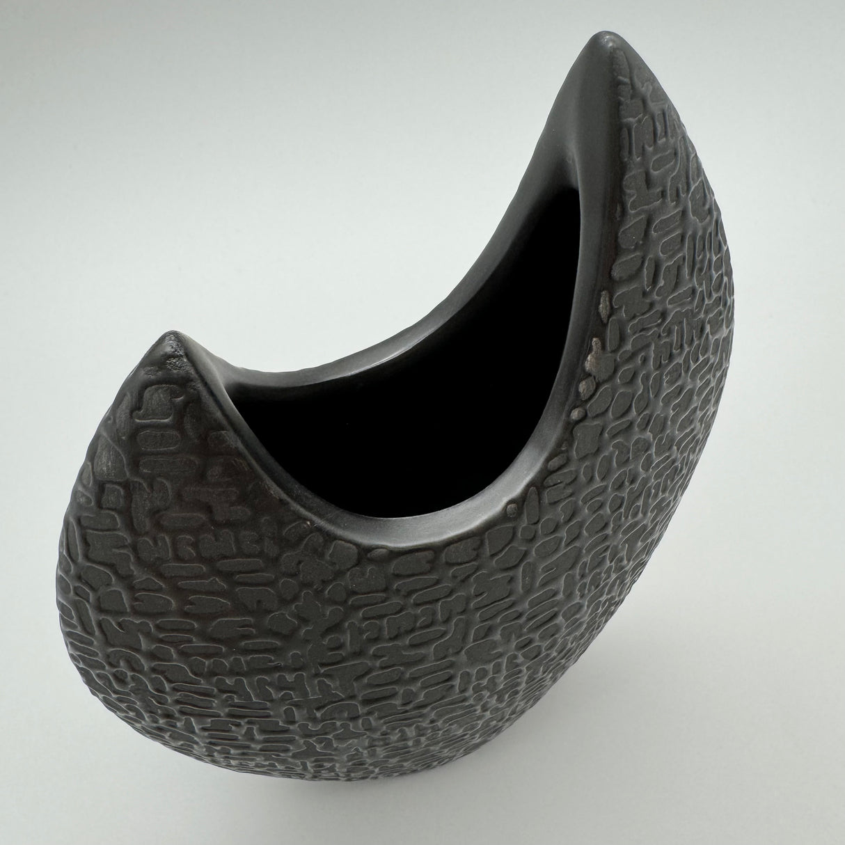 Flache Keramikvase Schwarz-Matt: Handverziert, Mit Filz-Sticker von Wimpelberg