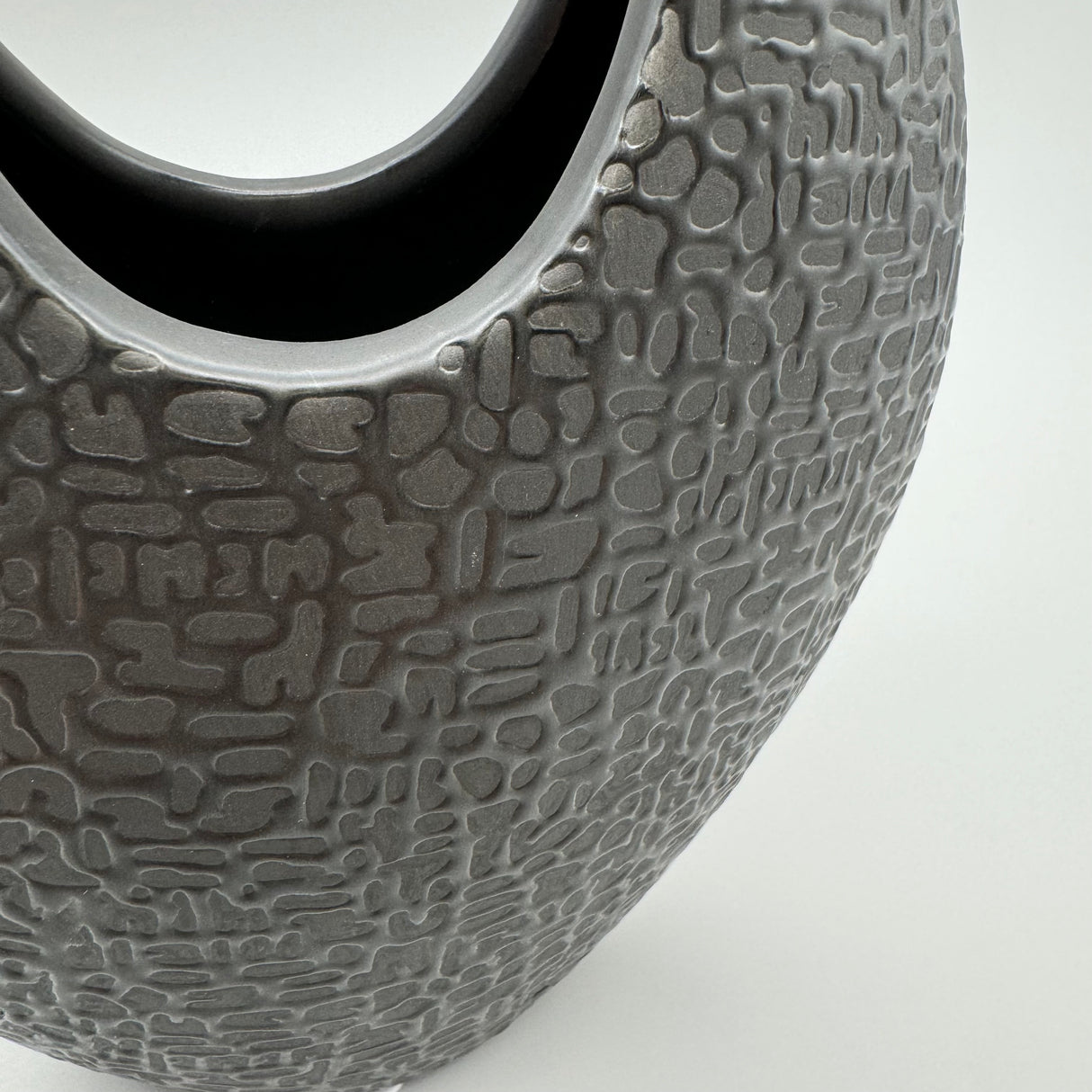 Flache Keramikvase Schwarz-Matt: Handverziert, Mit Filz-Sticker von Wimpelberg