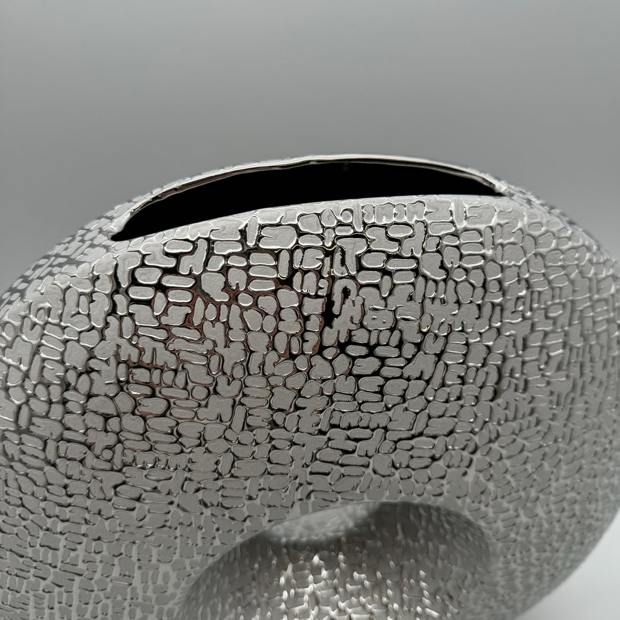 Stilvolle Runde Vase: Grau-Silber, Matte Keramik, Glänzende Struktur, Filz-Sticker von Wimpelberg