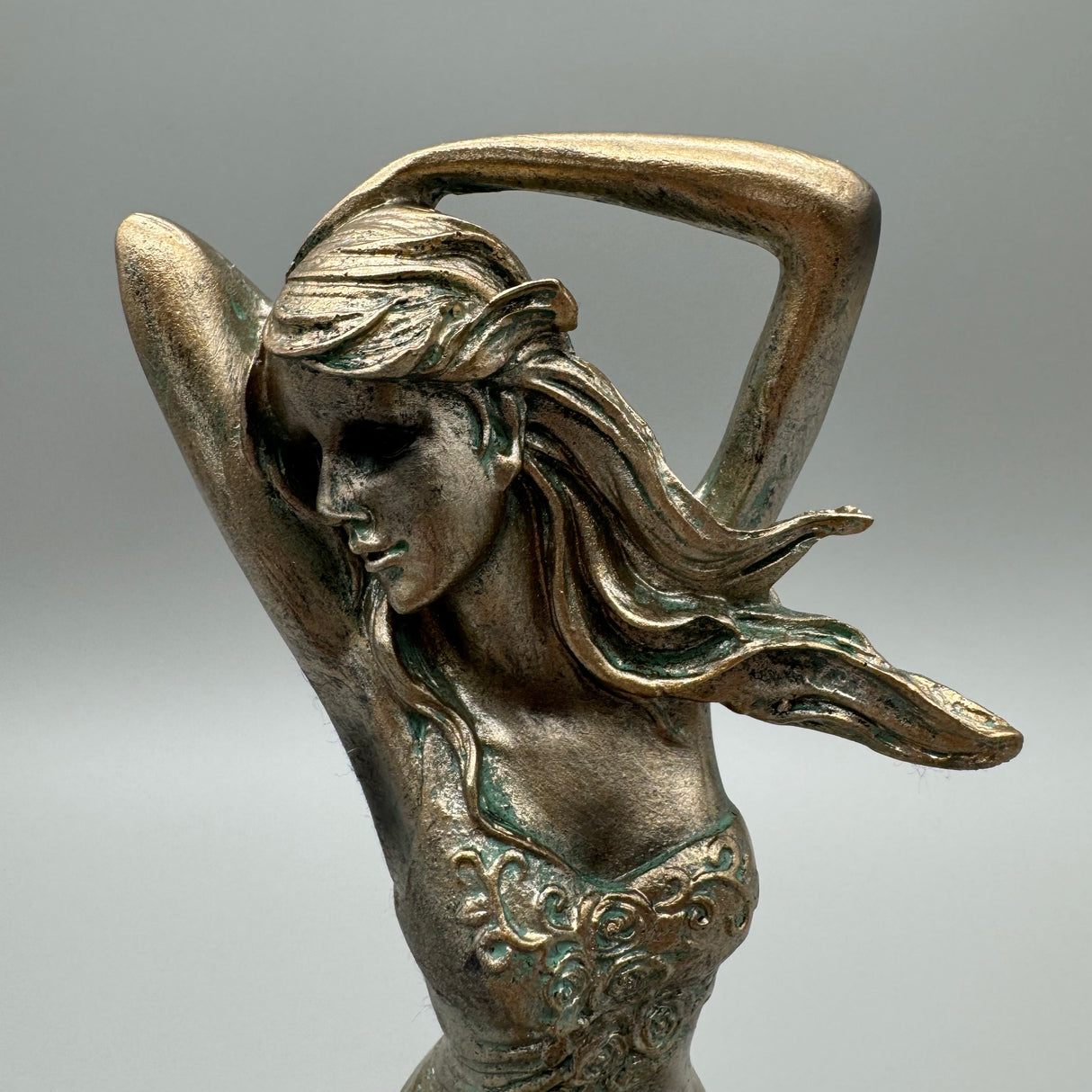 Kunststeinfigur: Elegante sitzende Dame, Bronzefarben, 29 cm von Wimpelberg