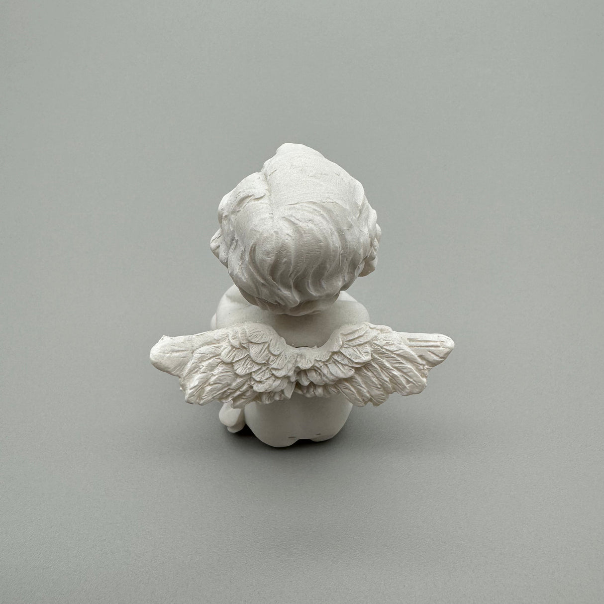 Zauberhafte Sitzende Engel: 6 cm, Weiß-Matt, Kunststein, 4 Varianten von Wimpelberg