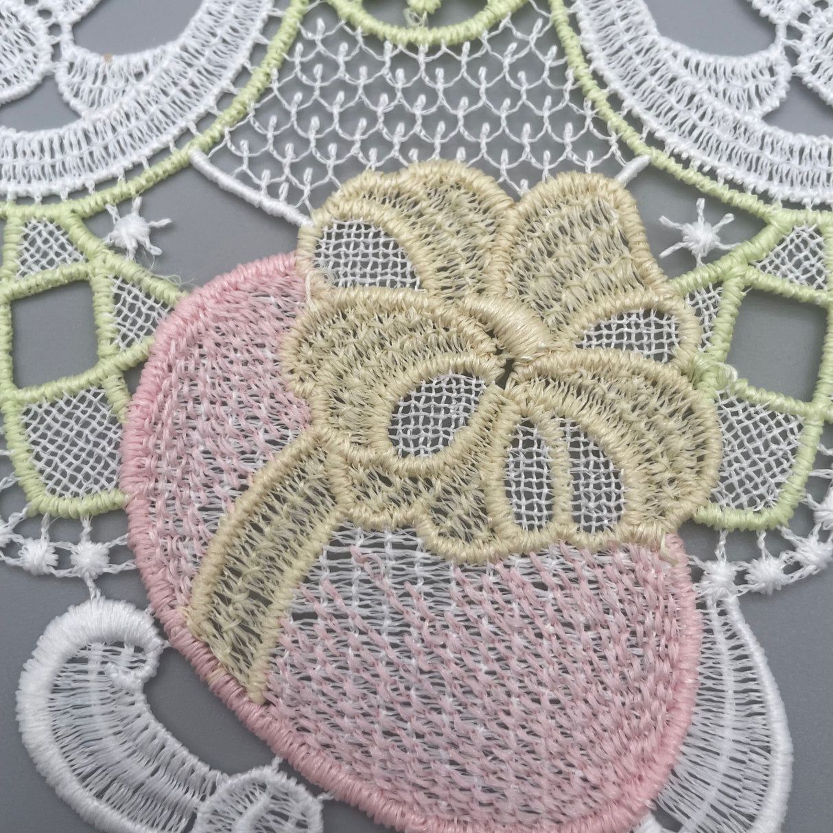 Plauener Spitze Fensterbild Ostern mit Ei von Wimpelberg