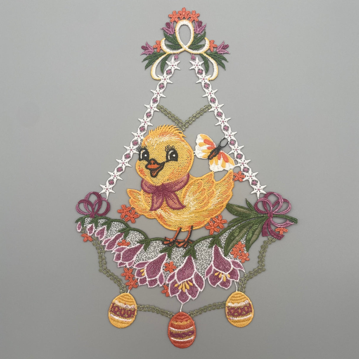 Plauener Spitze Fensterbild Ostern Küken auf Blumen lila von Wimpelberg