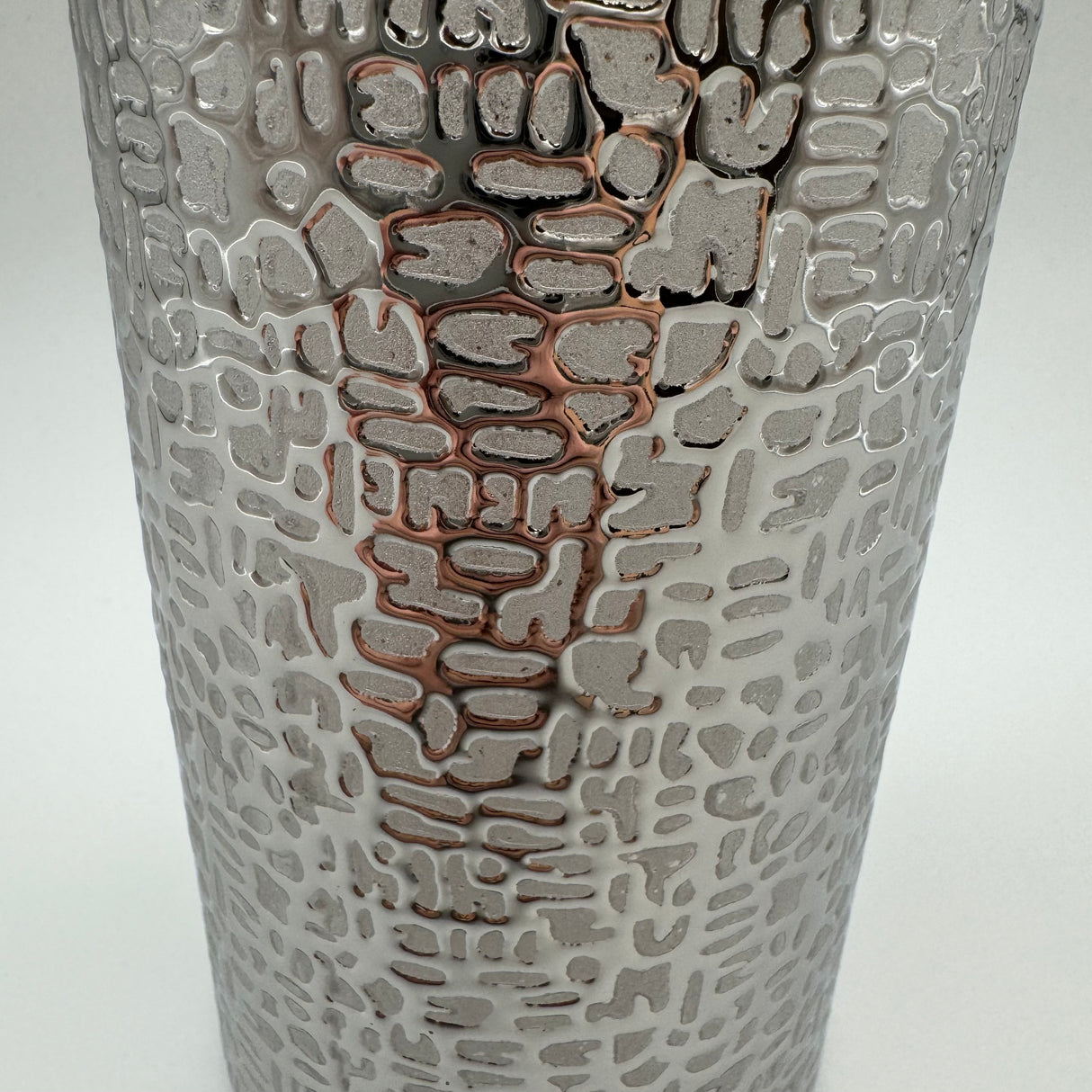 Elegante Grau-Silber Bodenvase: Matte Keramik, Glänzende Struktur, Filz-Sticker von Wimpelberg