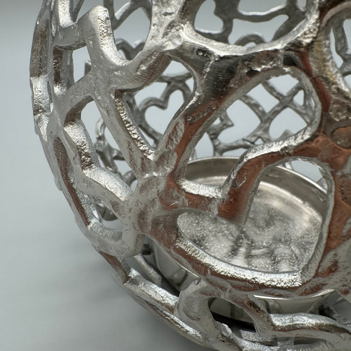 Formano Windlicht Kugel mit Herz-Durchbruch – Mattes Silber-Aluminium | Deko Windlicht von Wimpelberg