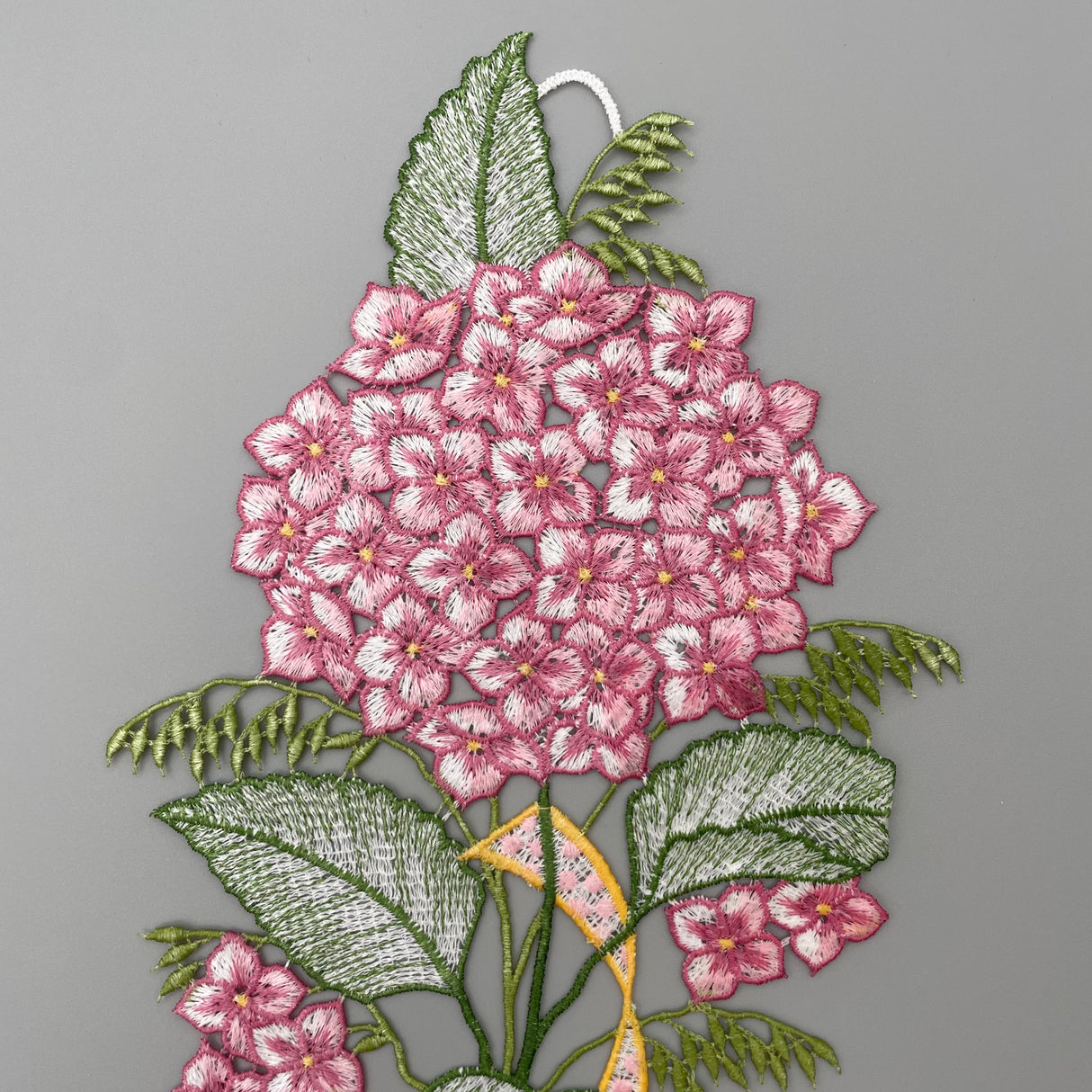 Fensterbild Hortensie pink | Plauener Spitze Fensterbild | Deko für den Sommer von Wimpelberg