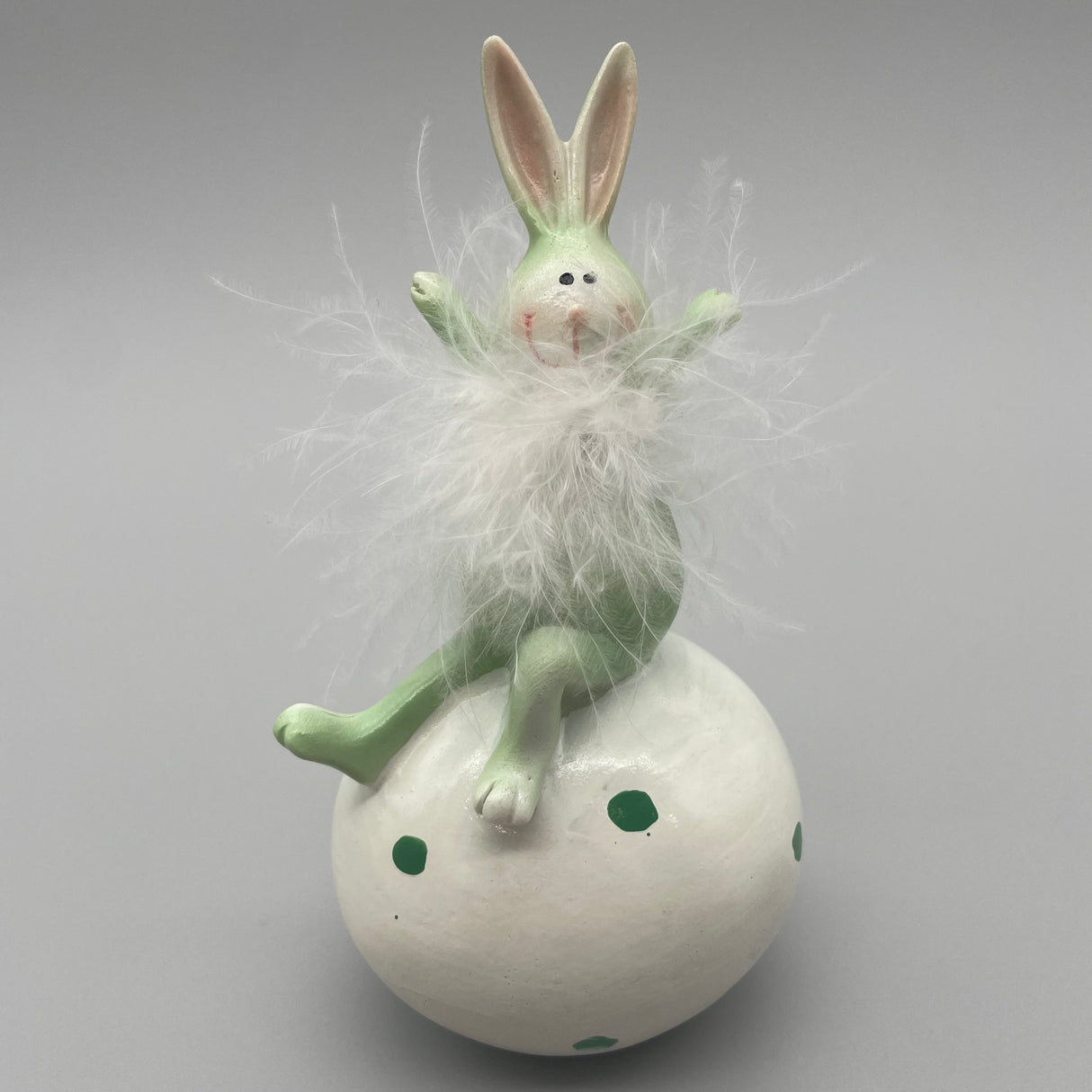 Deko Osterhase auf Osterei | Deko für Ostern Hase 1 (ein Bein gestreckt, anderes Bein angewinkelt) von Wimpelberg