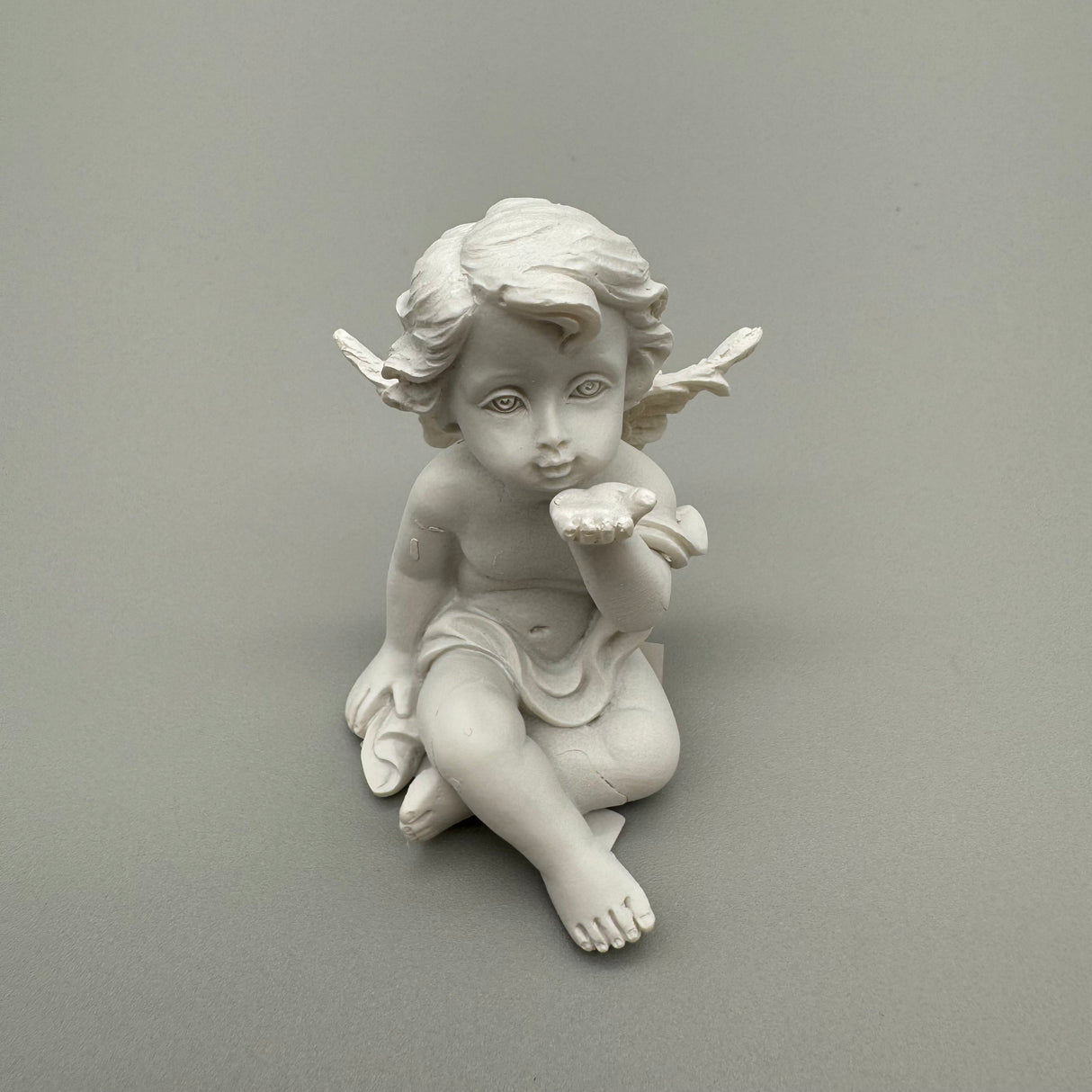 Zauberhafte Sitzende Engel: 6 cm, Weiß-Matt, Kunststein, 4 Varianten Luftkuss von Wimpelberg