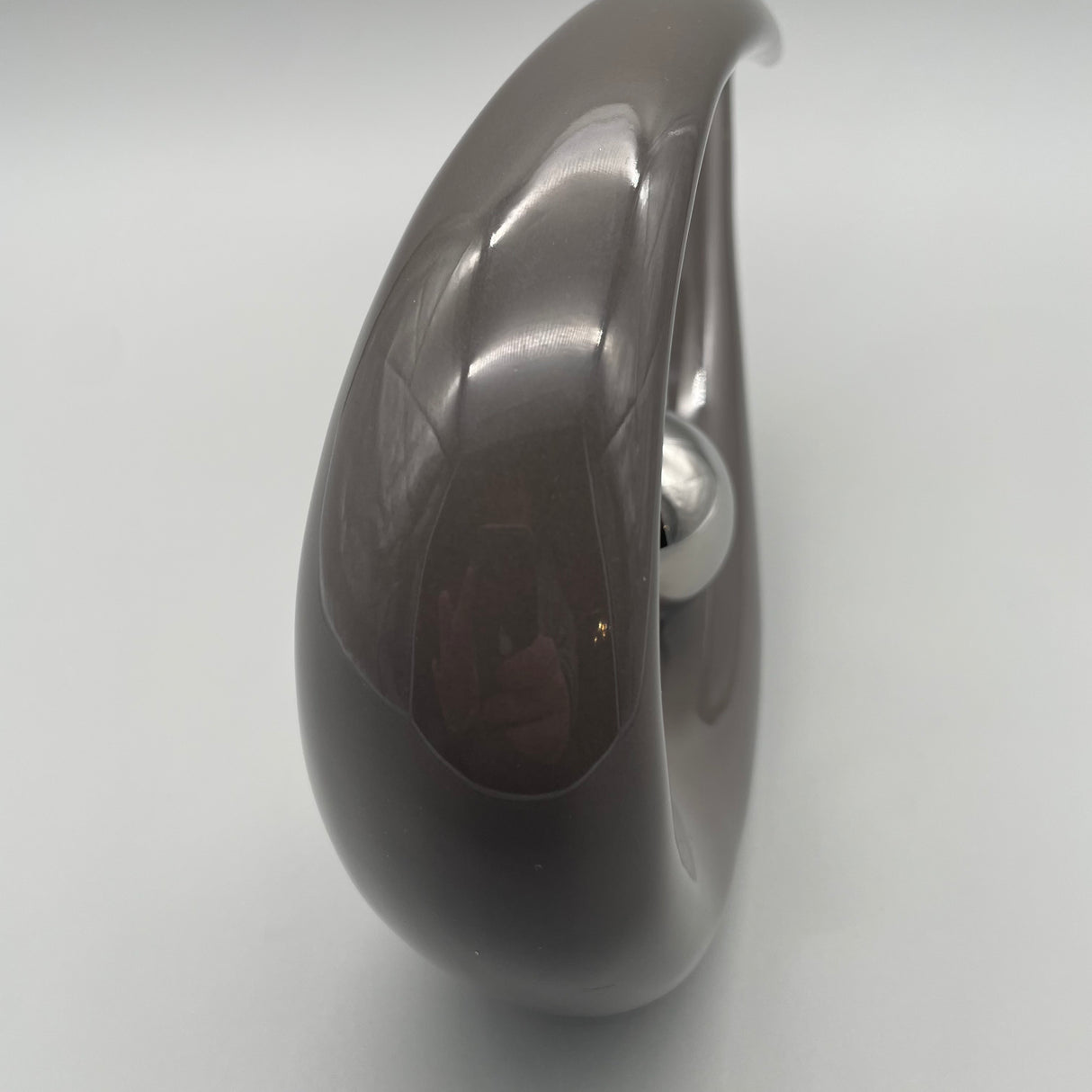 Design Vase mit silberner Kugel von Wimpelberg