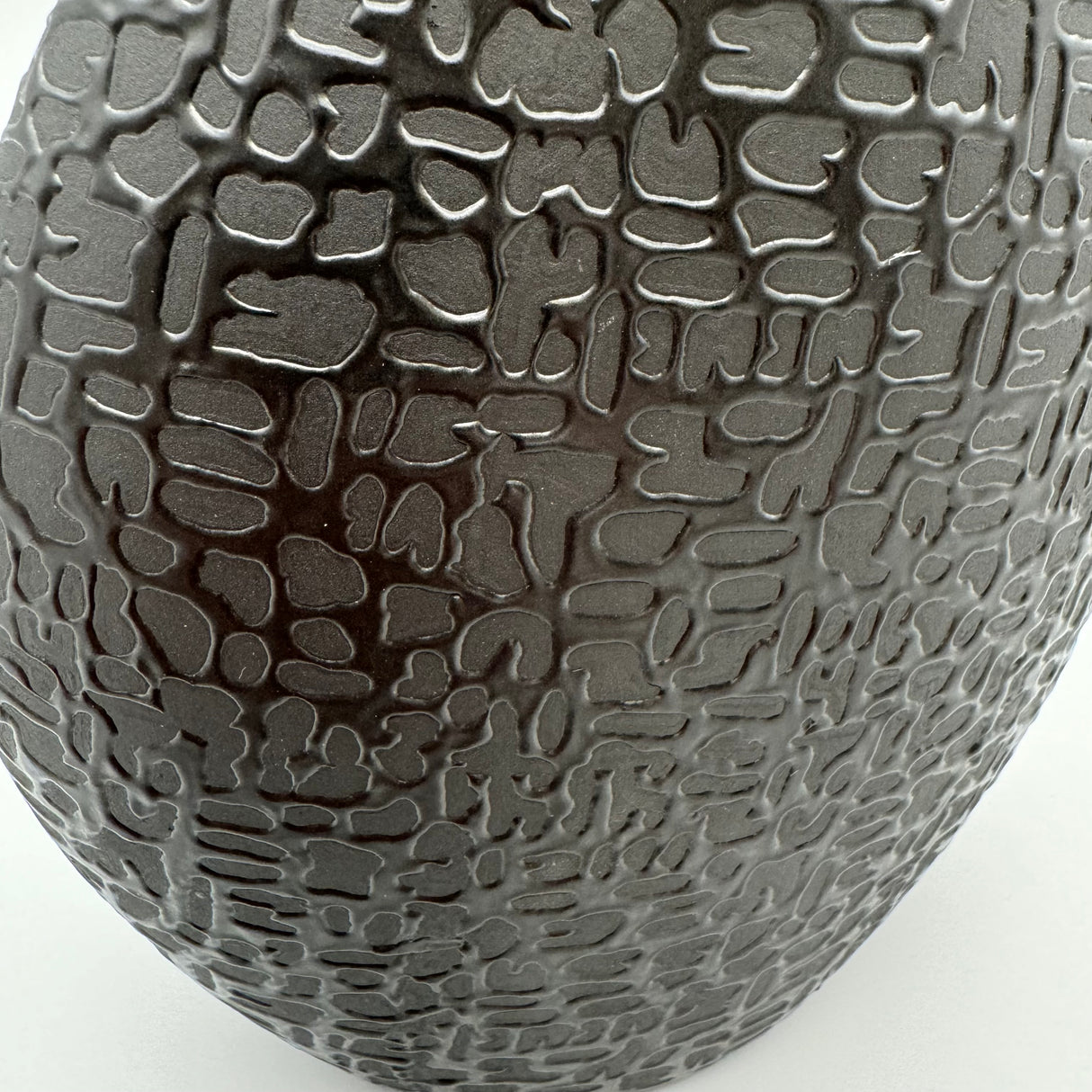 Elegante Keramikvase Schwarz-Matt: Handverziert von Wimpelberg