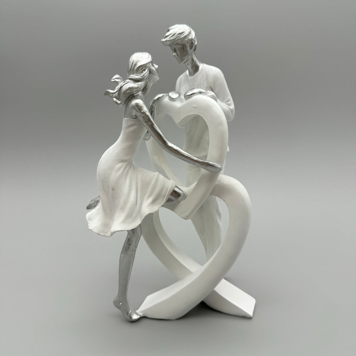 Stilvolles Paar mit Herz: Weiß-Silber, 25 cm, Kunststein Frau kniend auf Herz von Wimpelberg
