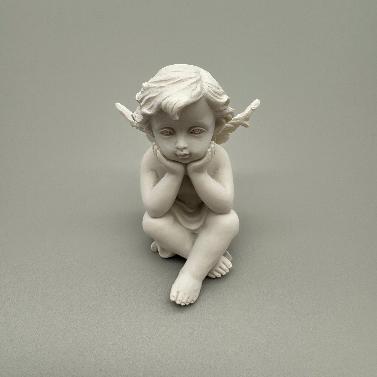 Zauberhafte Sitzende Engel: 6 cm, Weiß-Matt, Kunststein, 4 Varianten Beide Hände am Kinn von Wimpelberg