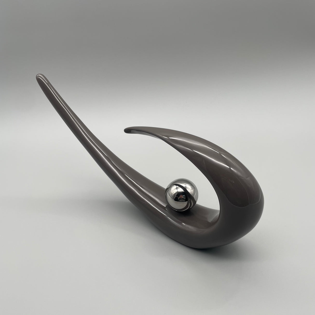 Design Vase mit silberner Kugel von Wimpelberg