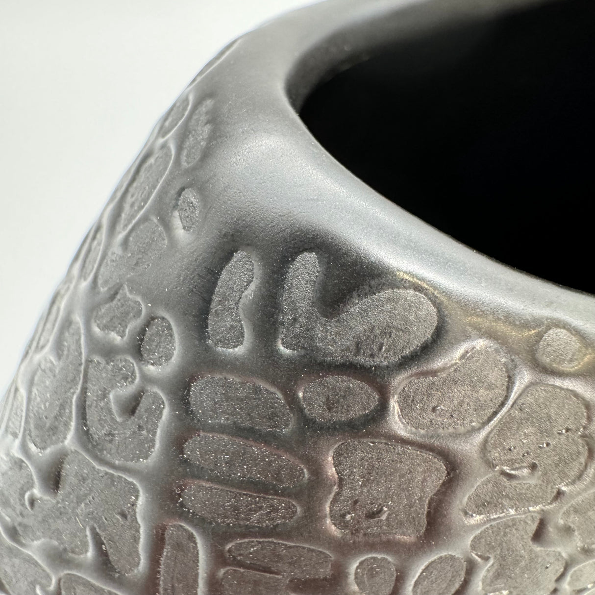 Elegante Keramikvase Schwarz-Matt: Handverziert von Wimpelberg