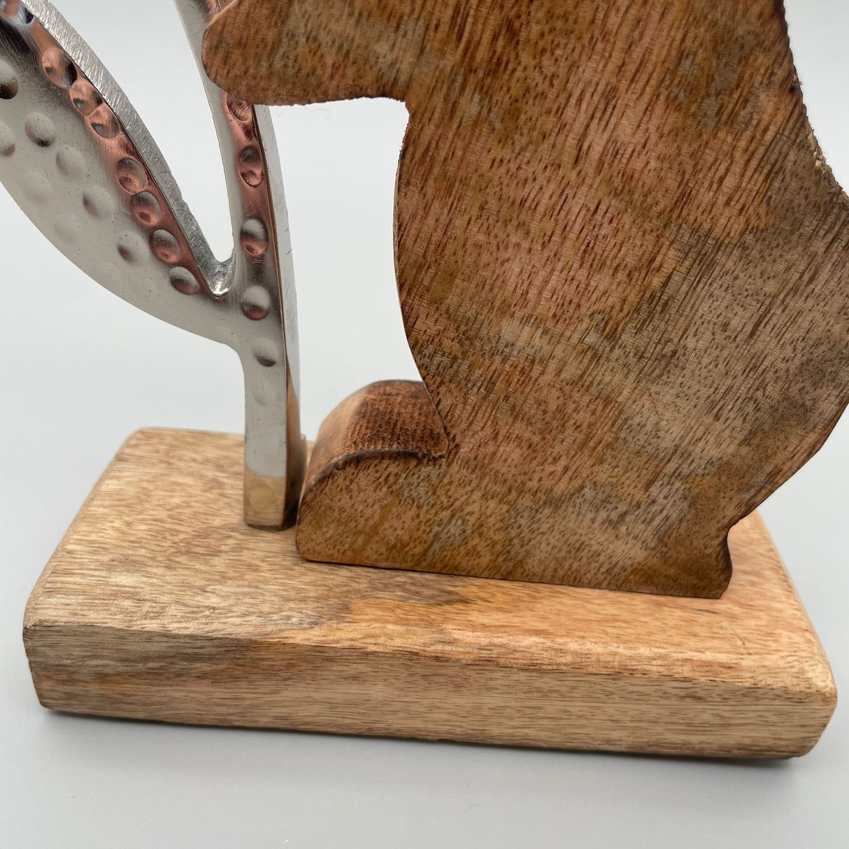 Formano Holzhasen Deko mit Blume aus Alu Mango Holz von Wimpelberg