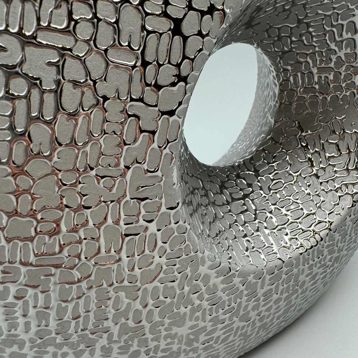 Stilvolle Runde Vase: Grau-Silber, Matte Keramik, Glänzende Struktur, Filz-Sticker von Wimpelberg