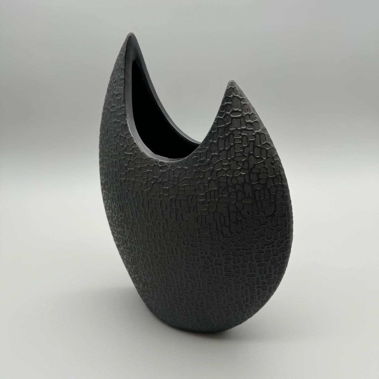 Flache Keramikvase Schwarz-Matt: Handverziert, Mit Filz-Sticker von Wimpelberg