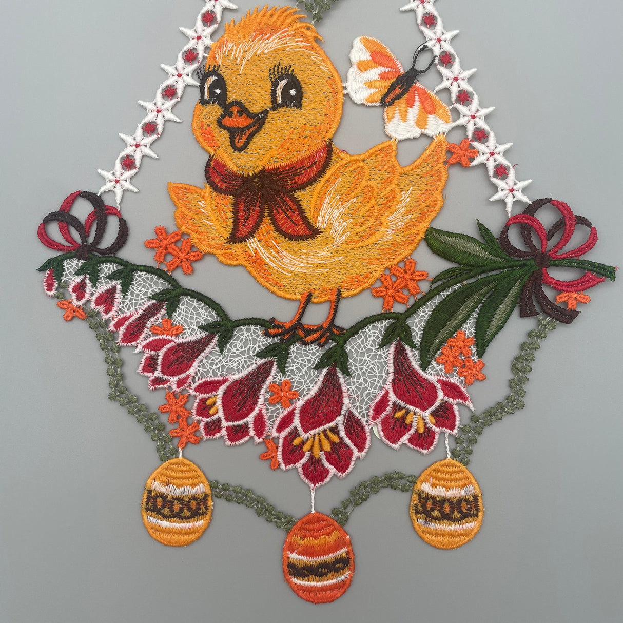 Plauener Spitze Fensterbild Ostern Küken auf Blumen von Wimpelberg