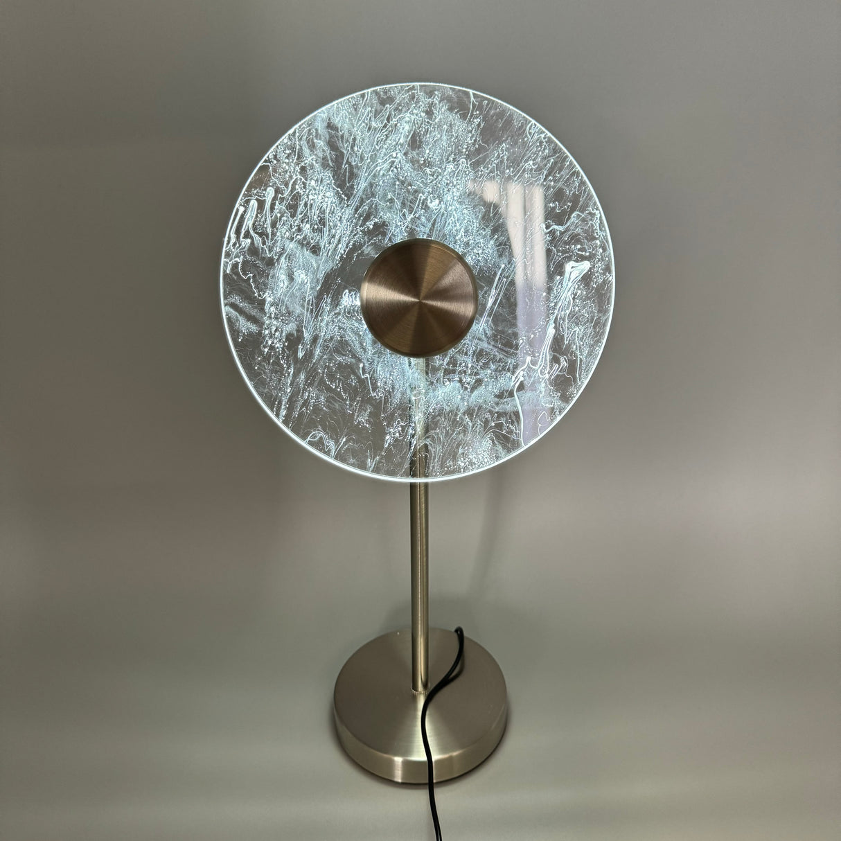 Moderne LED-Lampe 20x12x40cm: Klares Acryl, Dimmbar, Silberner Metall-Fuß von Wimpelberg