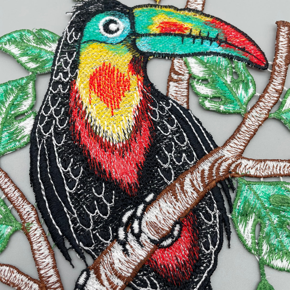 Fensterbild Tukan farbig | Plauener Spitze | Fensterdekoration für den Sommer von Wimpelberg