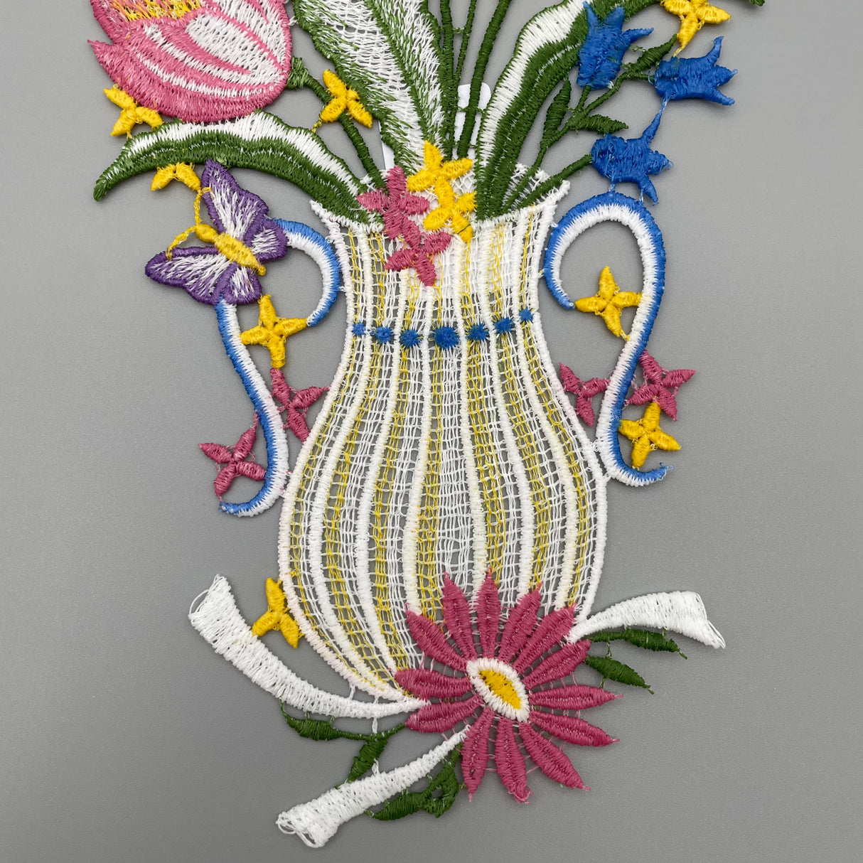 Fensterbild Frühlingsvase farbig | Plauener Spitze Fensterbilder | Frühling Fensterdeko von Wimpelberg