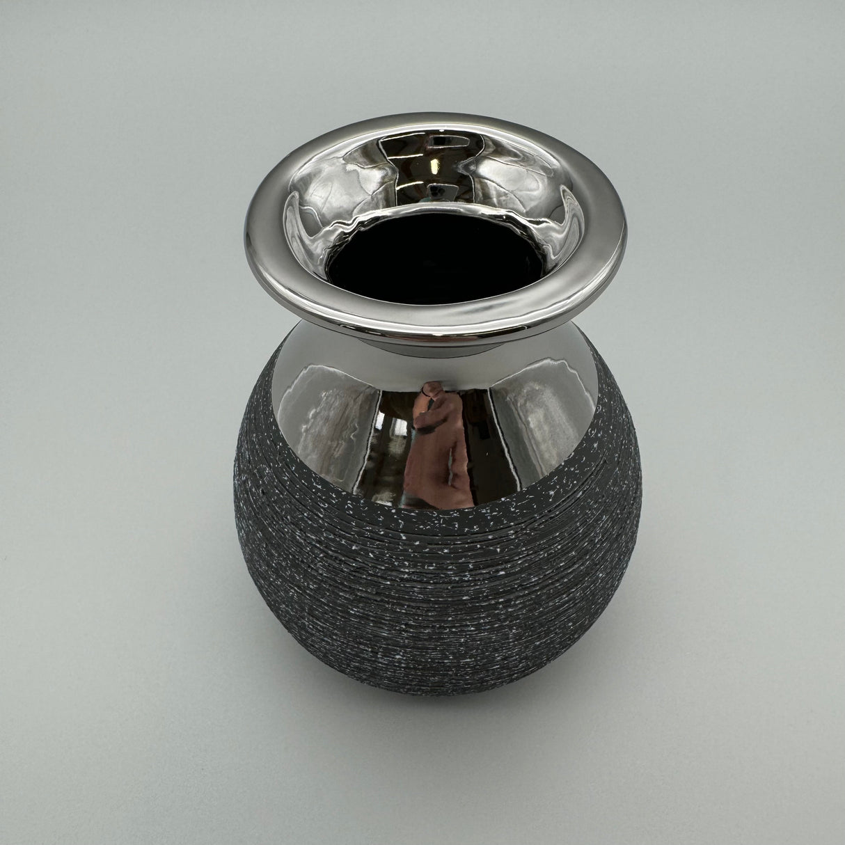 Deko Vase 10x13 cm – Anthrazit-Silber Keramik mit Relief | Moderne Vase von Wimpelberg