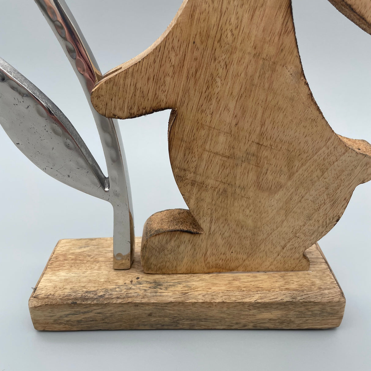 Formano Holzhasen Deko mit Blume aus Alu Mango Holz von Wimpelberg