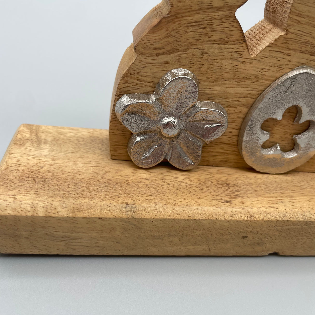 Deko Osterhasen Trio aus Mango Holz | Osterdekoration von Wimpelberg