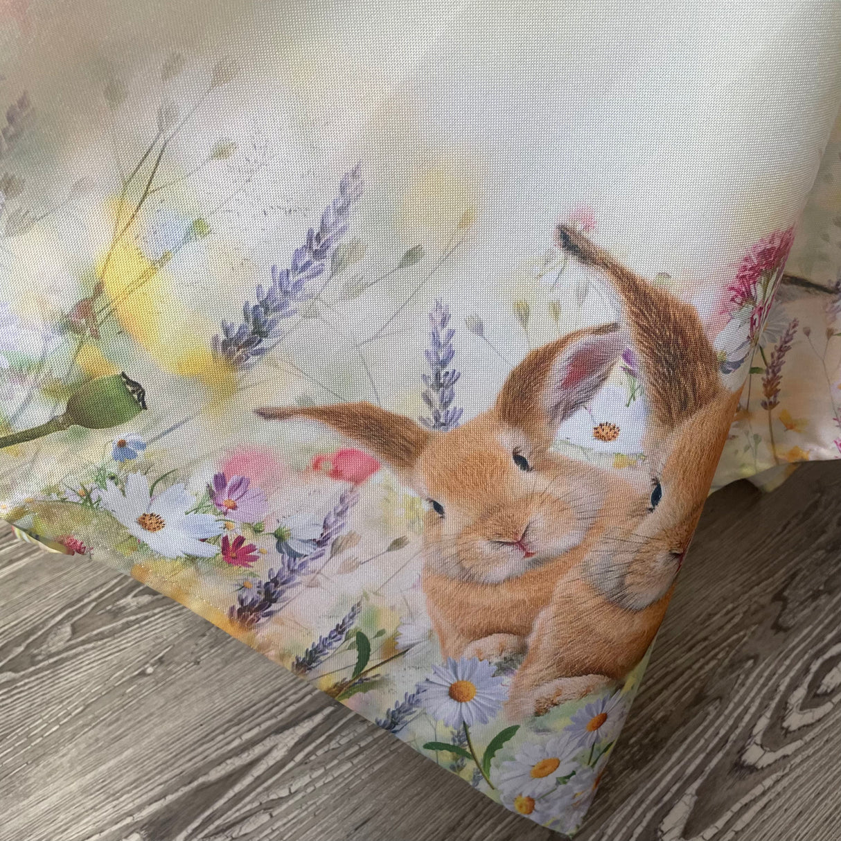 Osterdecke 130x170cm Hase auf Frühlingswiese | Osterdeko von Wimpelberg