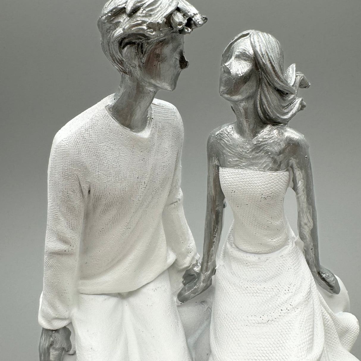 Stilvolles Paar mit Herz: Weiß-Silber, 25 cm, Kunststein von Wimpelberg