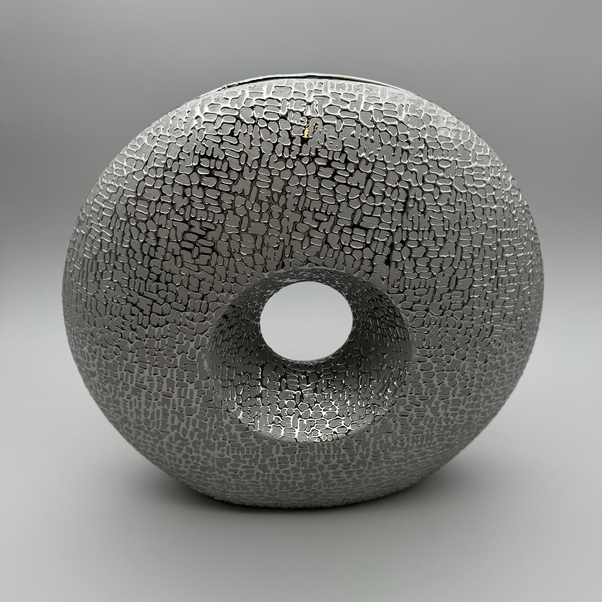 Stilvolle Runde Vase: Grau-Silber, Matte Keramik, Glänzende Struktur, Filz-Sticker 34cm rund von Wimpelberg