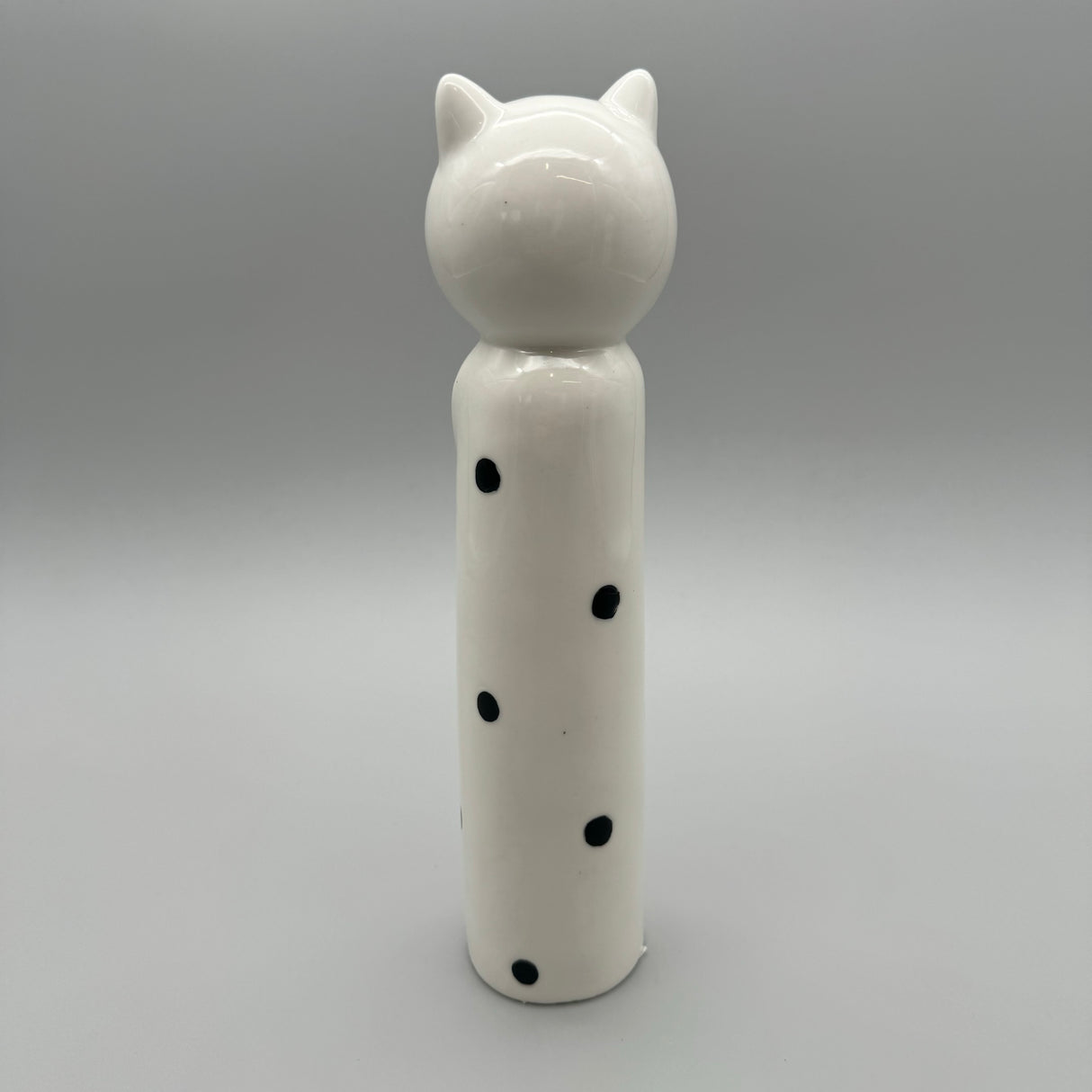 Charmante Deko-Katze: 26 cm, Schwarz-Weiß, Glasiertes Porzellan mit Rotem Herz von Wimpelberg