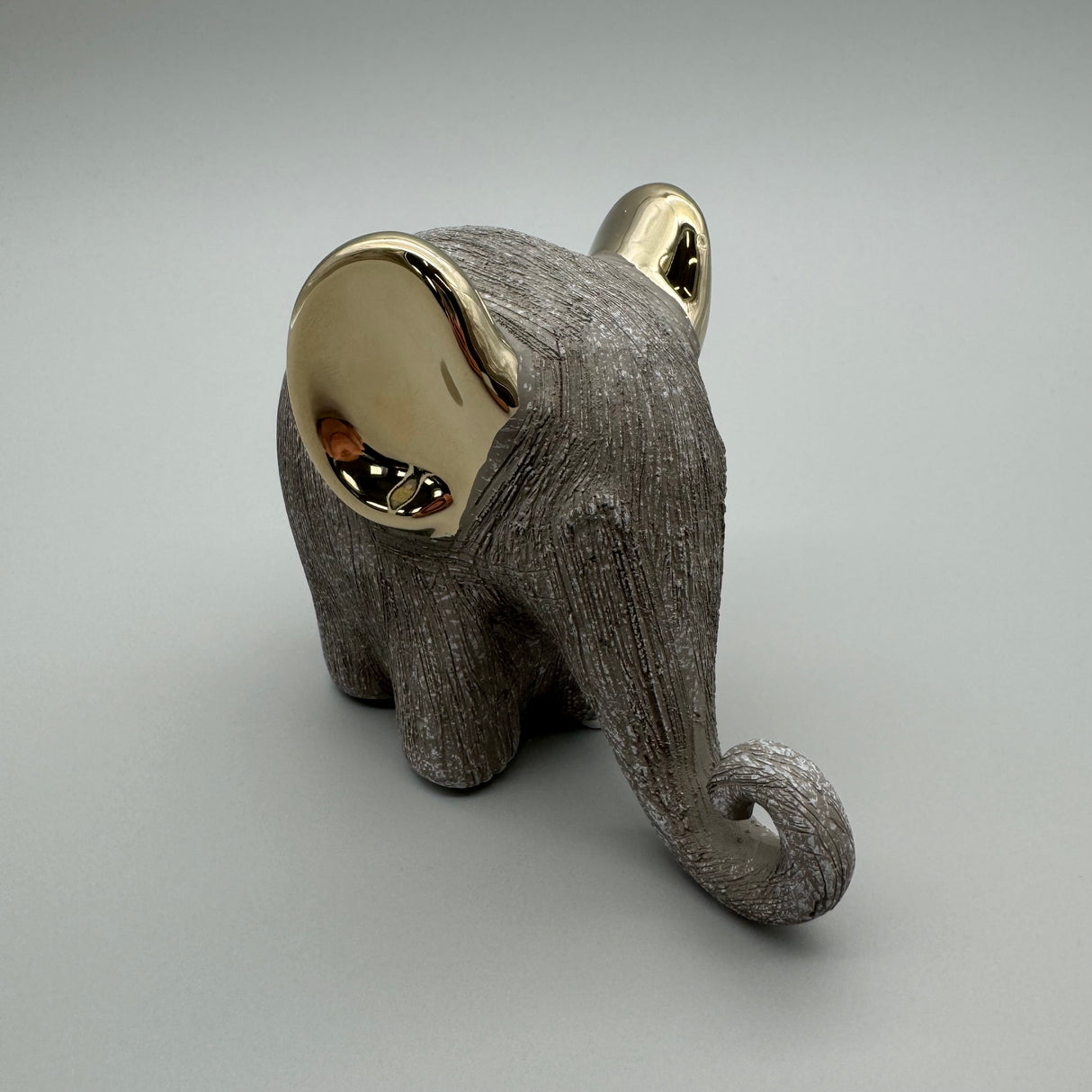 Stilvoller Elefant: 12 cm, Keramik, matte reliefierte Oberfläche, goldene Elemente Rüssel unten von Wimpelberg