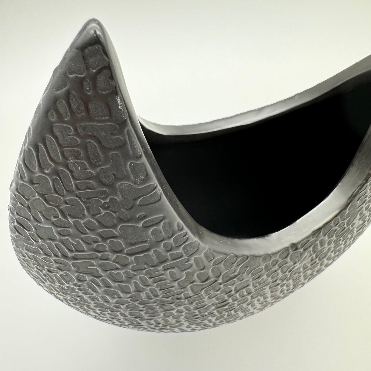 Flache Keramikvase Schwarz-Matt: Handverziert, Mit Filz-Sticker von Wimpelberg