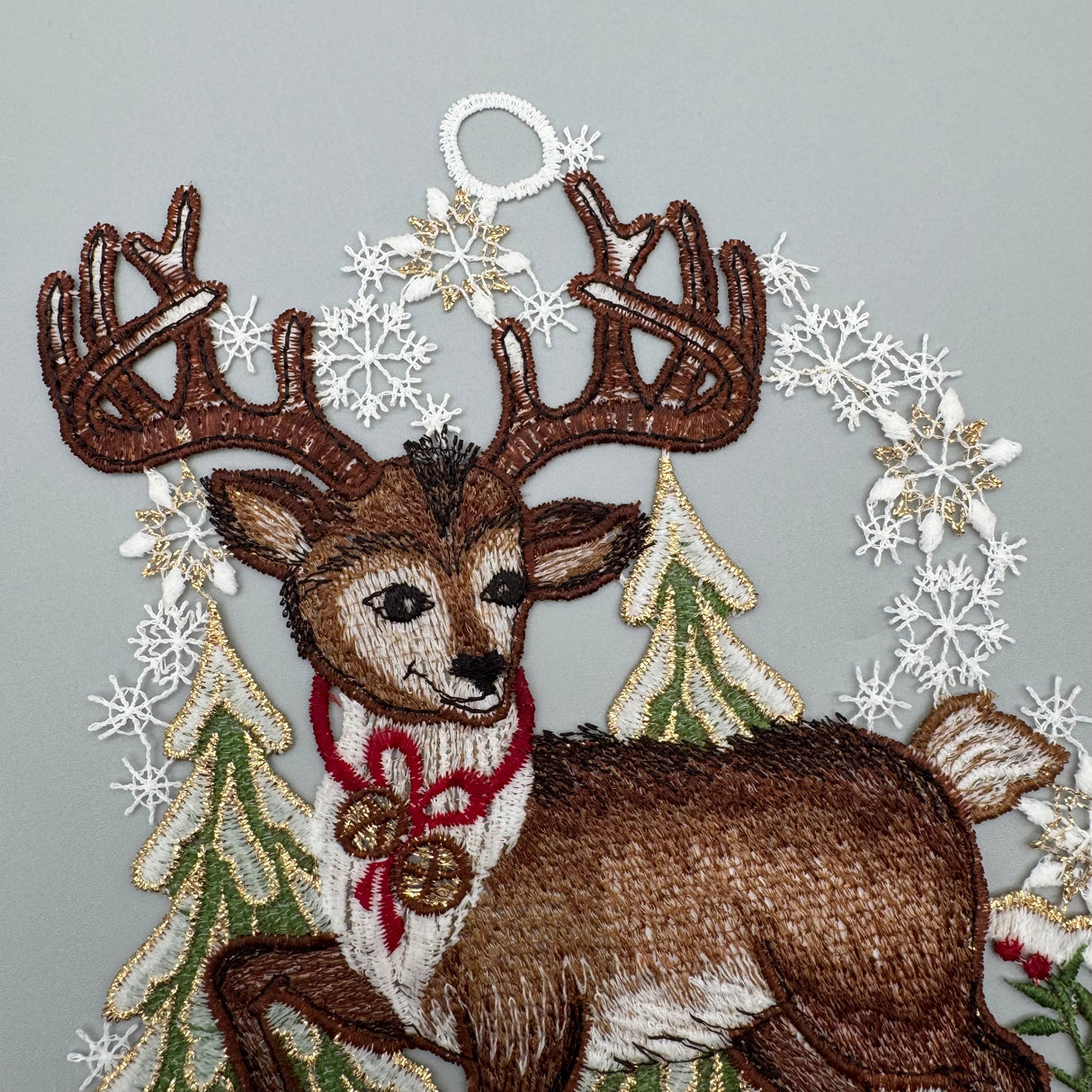Fensterbild "Rentier" – Plauener Spitze | Wintermotiv Fensterdeko von Wimpelberg
