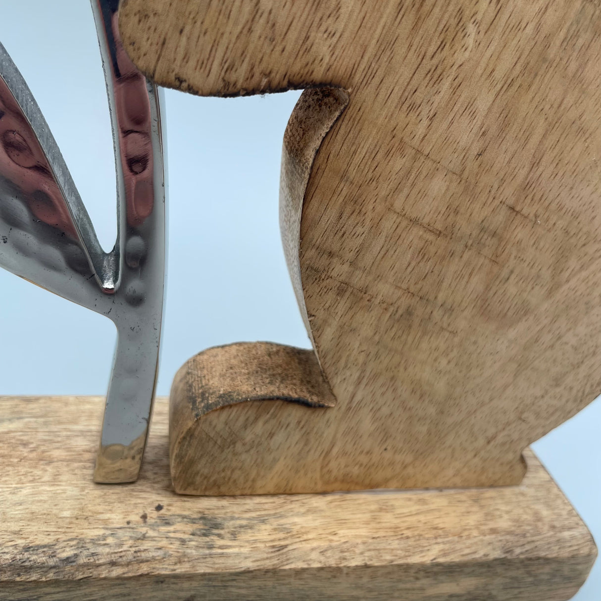 Formano Holzhasen Deko mit Blume aus Alu Mango Holz von Wimpelberg