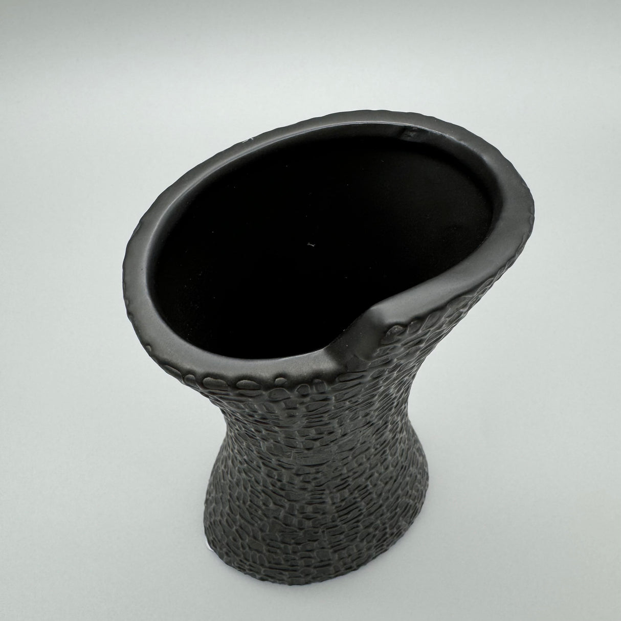 Stilvolle Schwarz-Matt Vase: Handgefertigt, aufgetragene Struktur von Wimpelberg