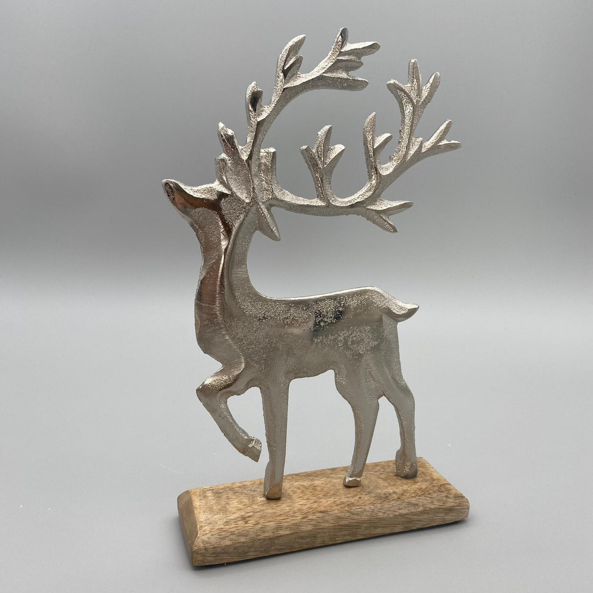 Deko Hirsch auf Sockel | Winterdeko aus Alu Mango Holz | Winterdekoration 26cm von Wimpelberg