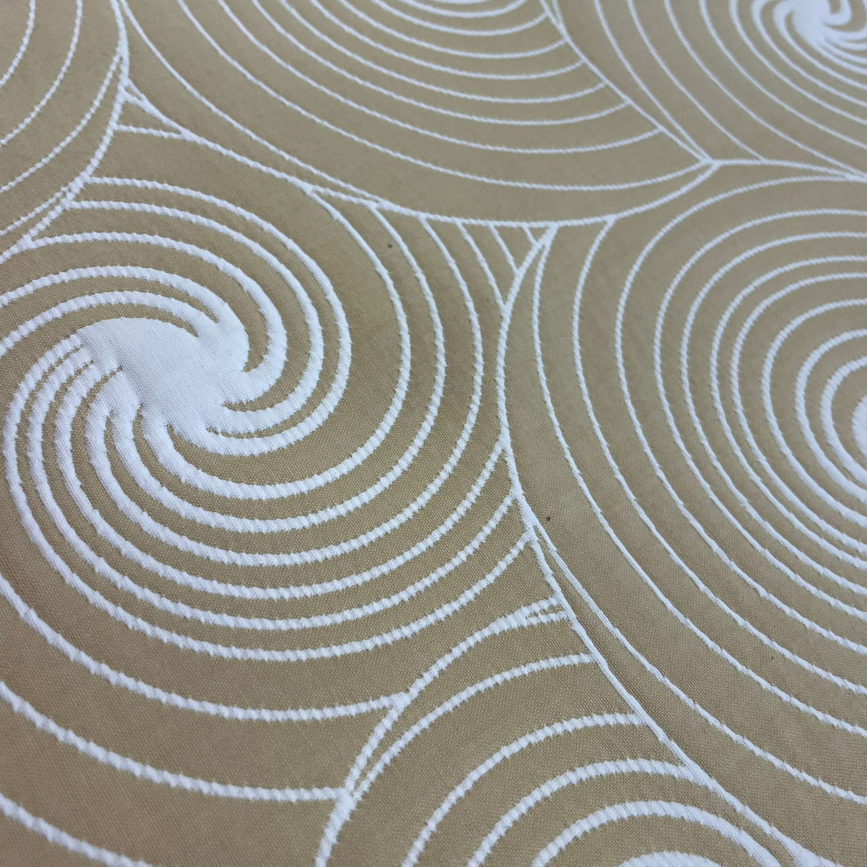 Decke 85x85cm weiß-beige Julia | Tischdecke Kreismuster von Wimpelberg