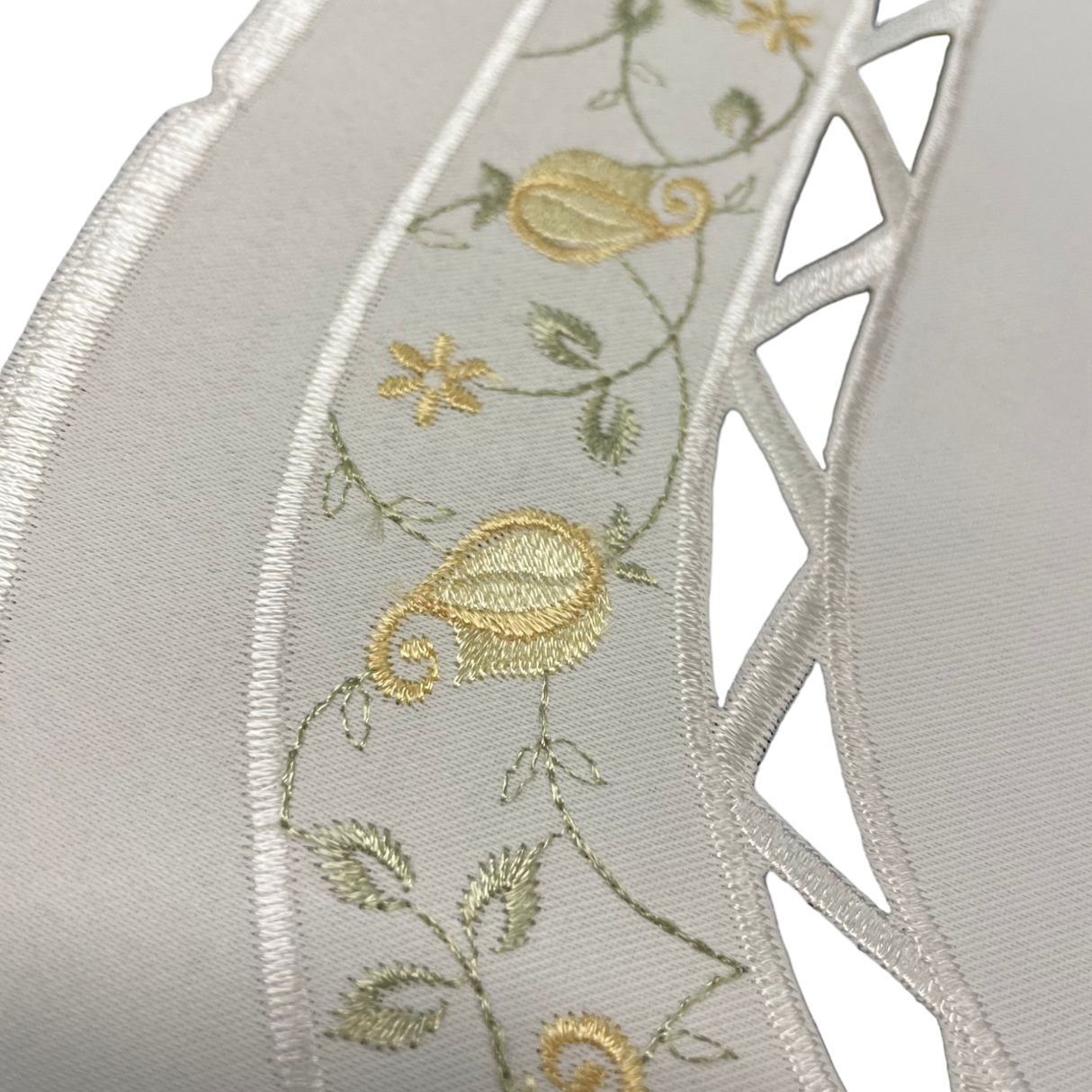 Tischläufer Plauener Spitze 30x55cm oval creme-gelb | Blumenmotiv von Wimpelberg