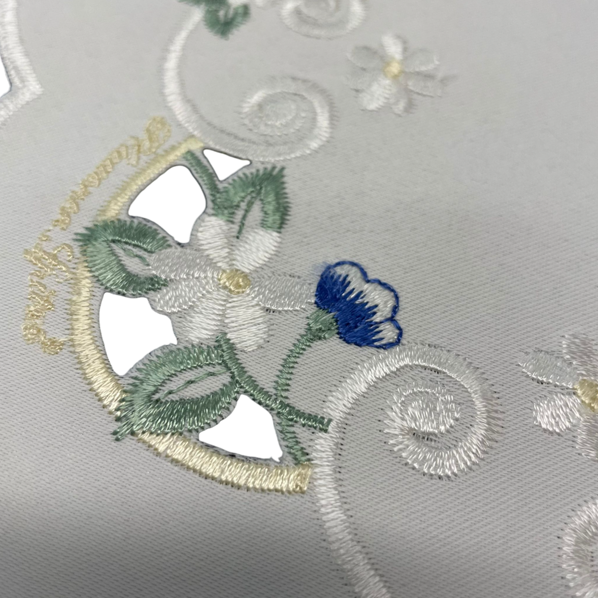 Tischläufer Plauener Spitze 30x55cm Blumen rosa blau | Läufer mit Blumenmotiv von Wimpelberg