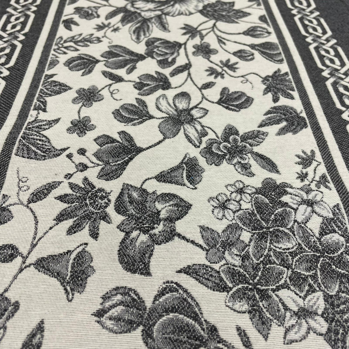 Läufer Gobelin "jara dunkelgrau" 40x100cm und 45x140cm mit schmalem Saum | Tischläufer von Wimpelberg