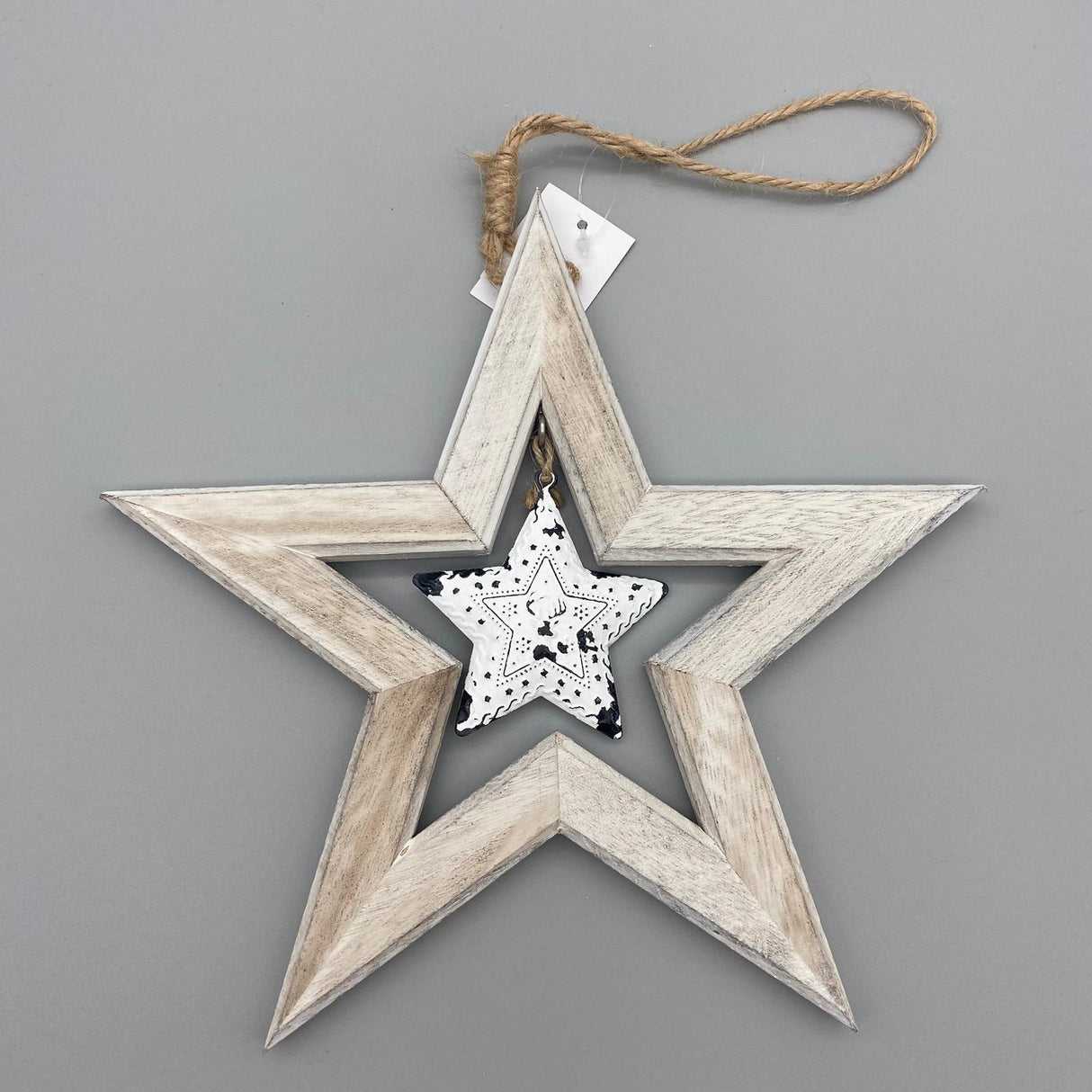 Hänger Stern Natur + Weiß – 24 cm aus Holz mit Metall-Stern | Winter Hänge Deko Weiß von Wimpelberg
