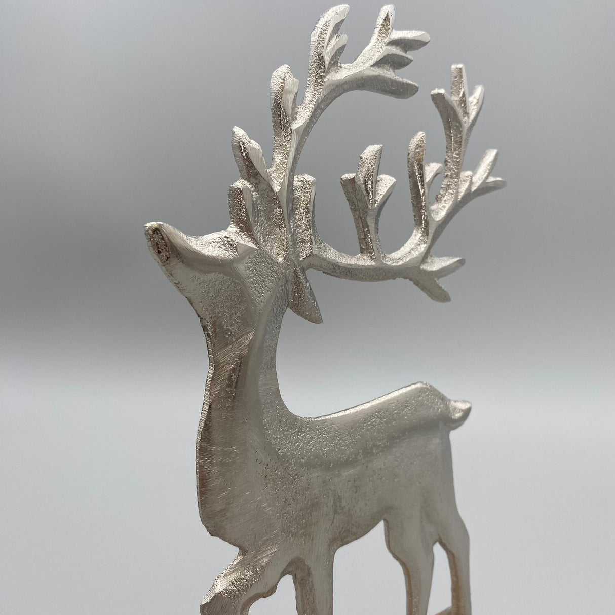 Deko Hirsch auf Sockel | Winterdeko aus Alu Mango Holz | Winterdekoration von Wimpelberg