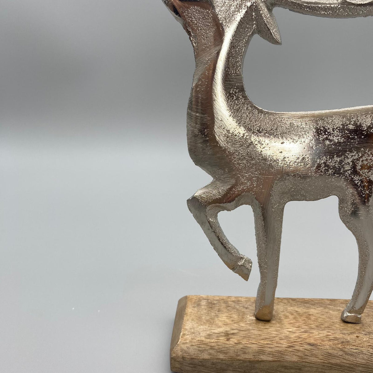Deko Hirsch auf Sockel | Winterdeko aus Alu Mango Holz | Winterdekoration von Wimpelberg