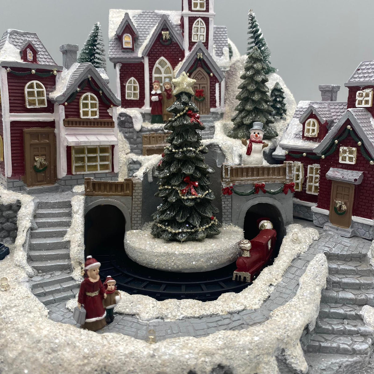 Deko Spieluhr Winterlandschaft – 28x28 cm mit LED-Licht und drehbarer Eisenbahn von Wimpelberg