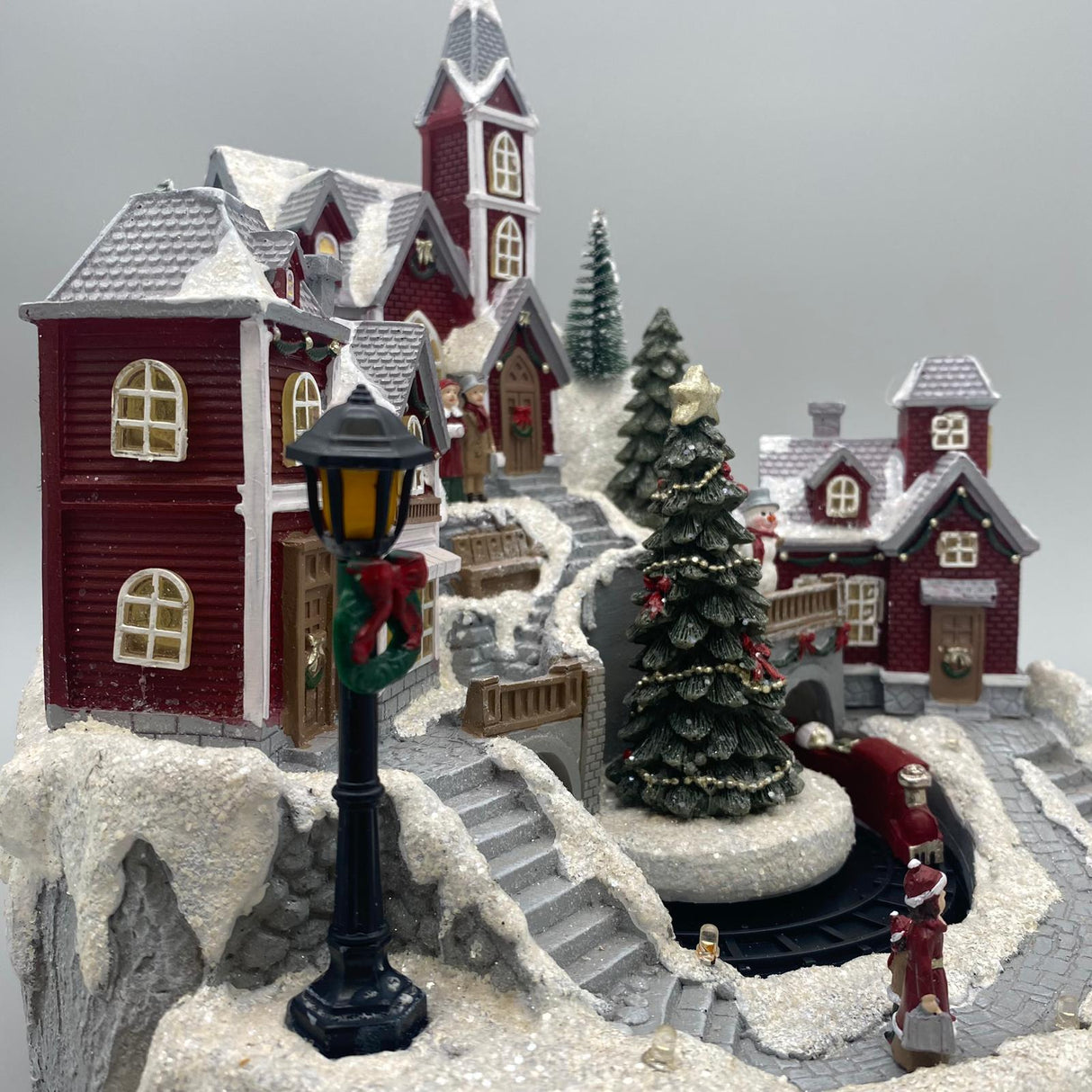 Deko Spieluhr Winterlandschaft – 28x28 cm mit LED-Licht und drehbarer Eisenbahn von Wimpelberg