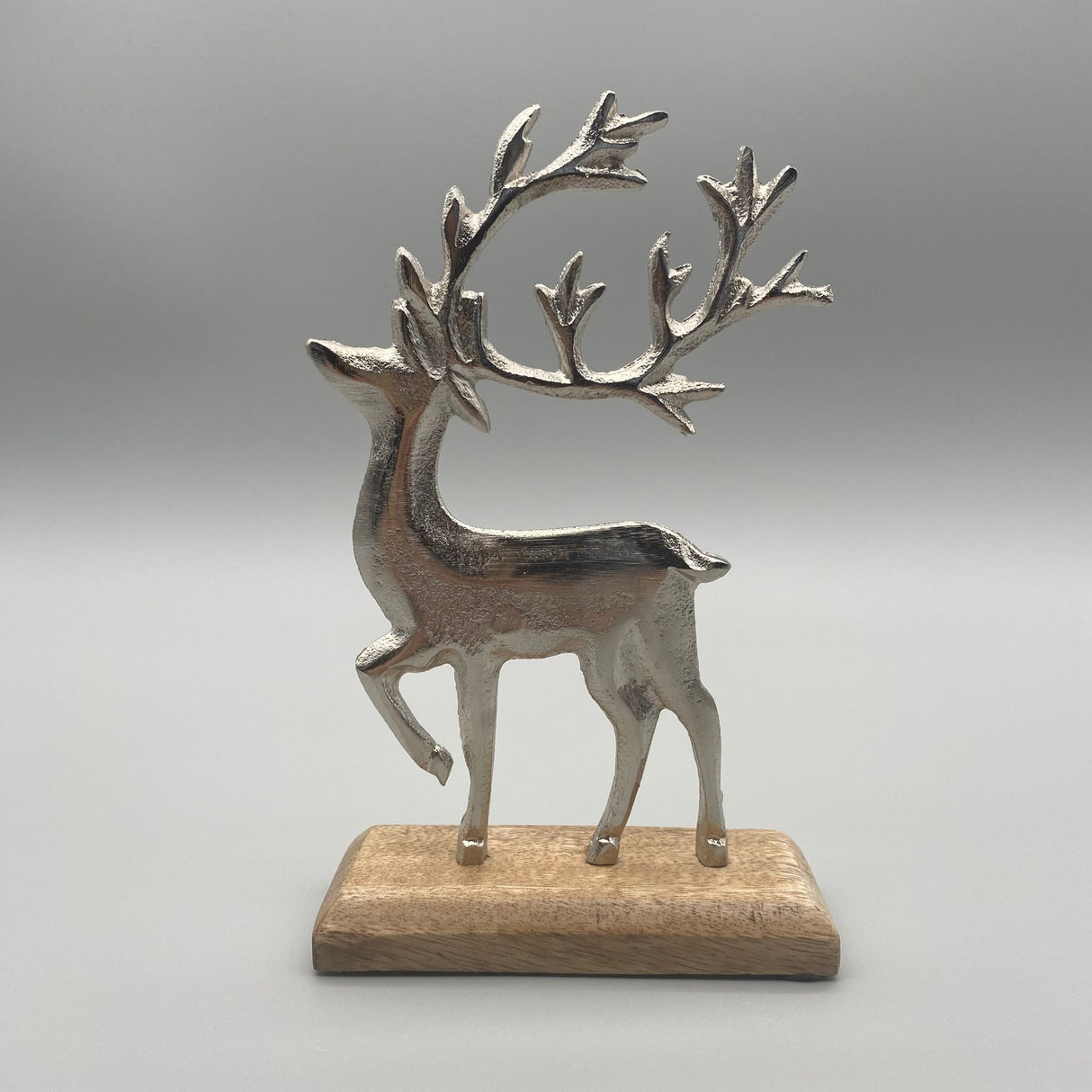 Deko Hirsch auf Sockel | Winterdeko aus Alu Mango Holz | Winterdekoration 21cm von Wimpelberg