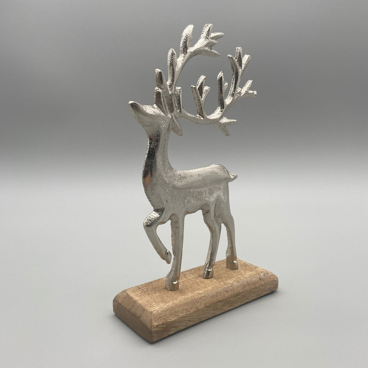 Deko Hirsch auf Sockel | Winterdeko aus Alu Mango Holz | Winterdekoration von Wimpelberg